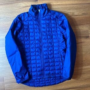 The North Face women’s medium blue puffer jacket